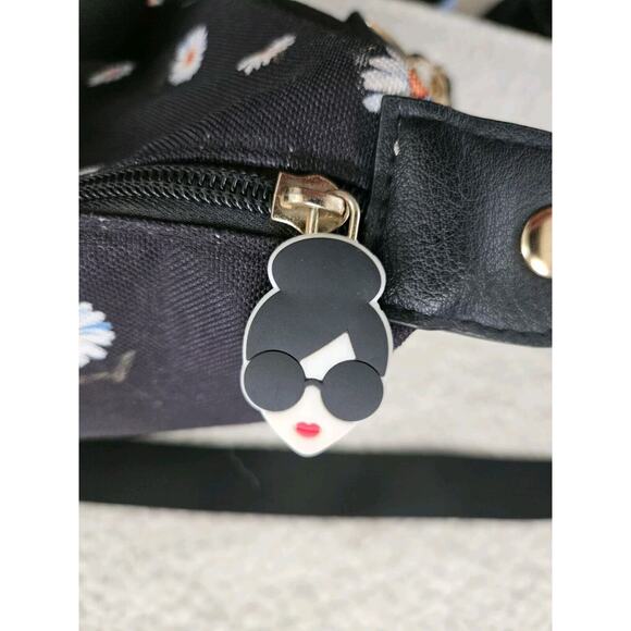 Alice+Olivia Black Duffle Bag Daisy Print - Picture 5 of 12